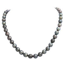 Necklace made of Tahiti pearls,