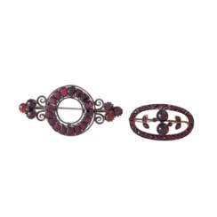 Convolute 2 brooches with garnets,