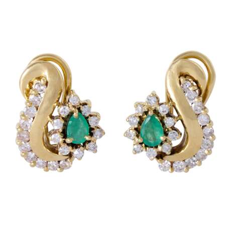 Ear clip studs with emerald drops - фото 1