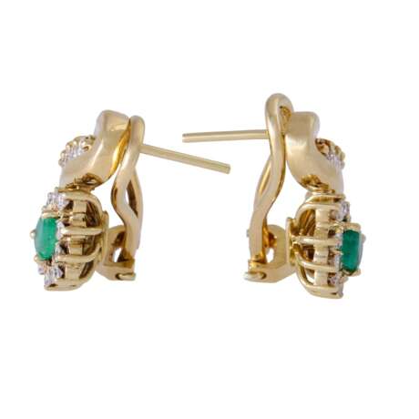 Ear clip studs with emerald drops - фото 4