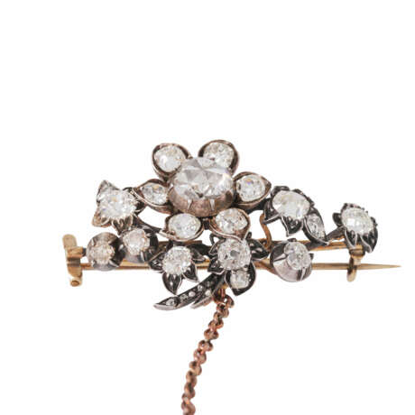 Floral brooch with beautiful diamonds of total ca. 3,5 ct, - фото 2