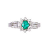 Ring with oval fac. Emerald and diamonds, total approx. 0.4 ct, - фото 2