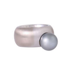 Designer ring with Tahitian pearl,