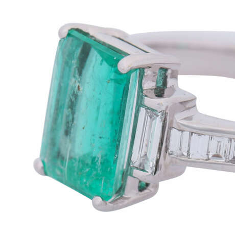 Ring with emerald of 2,5 ct flanked by diamond baguettes total ca. 0,6 ct, - Foto 4