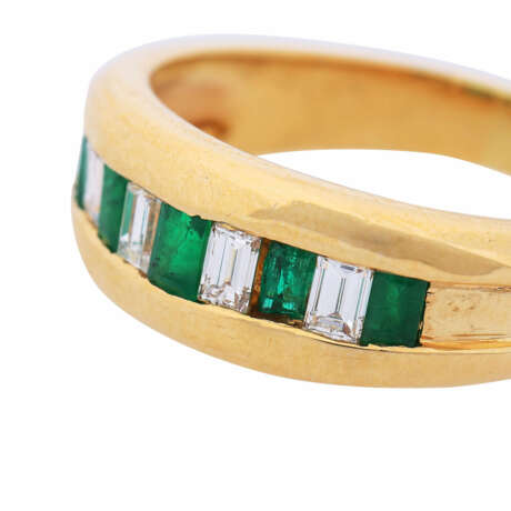 Ring with emerald and diamond baguettes, - photo 3