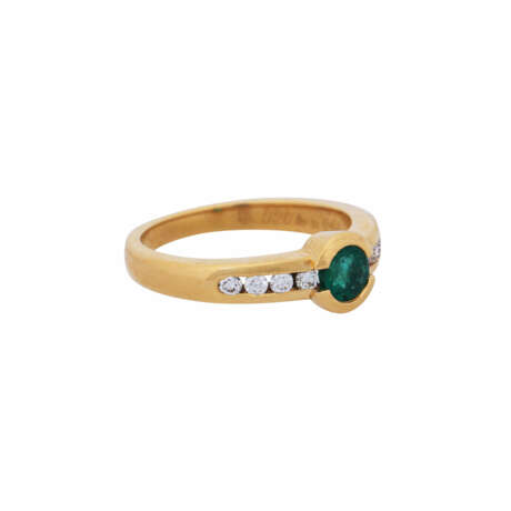 Ring with round faceted emerald and 8 diamonds total ca. 0,2 ct, - Foto 1