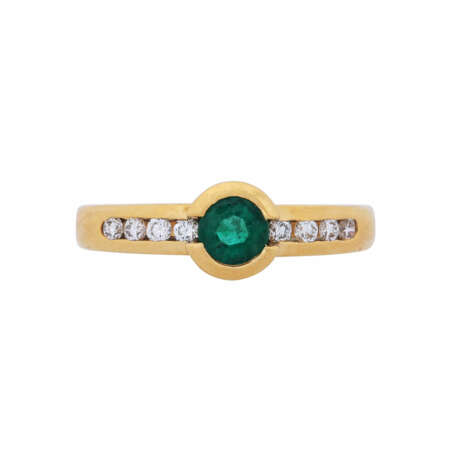 Ring with round faceted emerald and 8 diamonds total ca. 0,2 ct, - фото 2