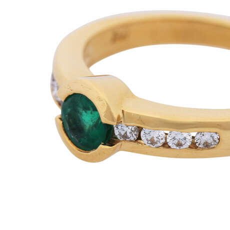 Ring with round faceted emerald and 8 diamonds total ca. 0,2 ct, - фото 3