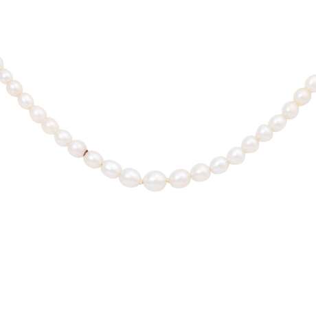 Dainty pearl necklace with diamond clasp, - photo 2