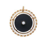 Brooch/pendant with round onyx plate and pearl in filigree frame, - photo 1