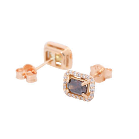 Pair of stud earrings with different colored diamonds, - фото 3