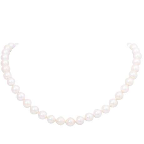 Pearl necklace with fine sapphire clasp, - фото 1