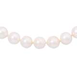 Pearl necklace with fine sapphire clasp, - photo 2