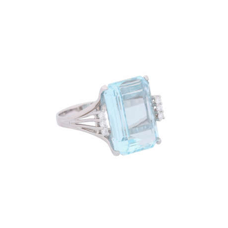 Ring with aquamarine ca. 13 ct flanked by 6 small diamonds total ca. 0,16 ct, - фото 1