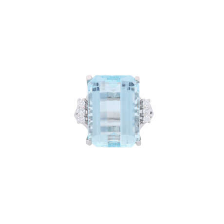 Ring with aquamarine ca. 13 ct flanked by 6 small diamonds total ca. 0,16 ct, - фото 2