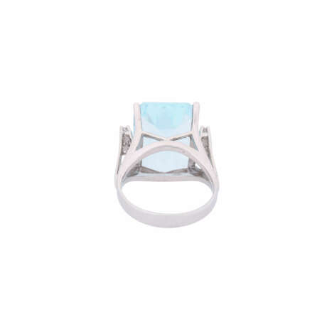 Ring with aquamarine ca. 13 ct flanked by 6 small diamonds total ca. 0,16 ct, - фото 3