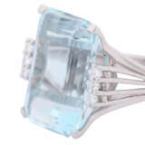 Ring with aquamarine ca. 13 ct flanked by 6 small diamonds total ca. 0,16 ct, - фото 4