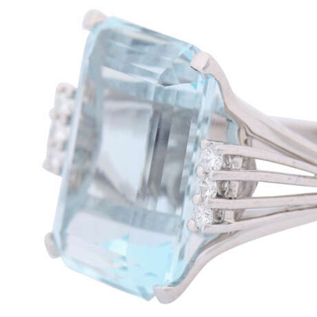 Ring with aquamarine ca. 13 ct flanked by 6 small diamonds total ca. 0,16 ct, - photo 4