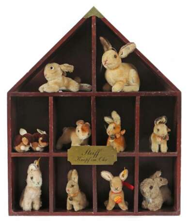 Diorama mit 9 Hasen und 2 Wollminis Steiff, Holzschaukasten in Form eines Hauses mit 10 offenen Fächern - Foto 1