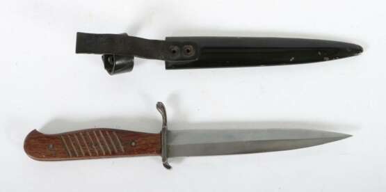 Fahrtenmesser mit Metallscheide wohl Mitte 20. Jh., Vollerl-/Full Tang-Messer mit Spear-Point-Klinge - photo 2