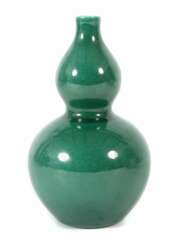 Kalebassenvase mit grüner Glasur China, 19. Jh.