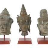 Drei Buddhaköpfe Kambodscha, 20. Jh. - photo 1