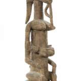 Dogon Maternité Mali, Holzfigur einer auf einem Karyatidenhocker thronenden Mutterfigur mit geschnitzten Armreifen - фото 1