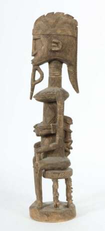 Dogon Maternité Mali, Holzfigur einer auf einem Karyatidenhocker thronenden Mutterfigur mit geschnitzten Armreifen - photo 2