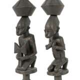 Yoruba Figuren-Paar Nigeria, Holz geschnitzt und schwarz eingefärbt - Foto 1