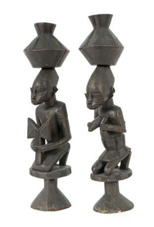 Yoruba Figuren-Paar Nigeria, Holz geschnitzt und schwarz eingefärbt - Foto 1