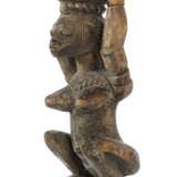 Hockende Schalenträgerin wohl Nigeria/Yoruba, Holz - photo 1