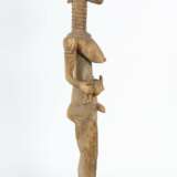 Große stehende Maternité Westafrika, auf geschnitztem Rundsockel stehende Mutterfigur - photo 2