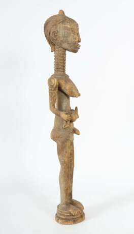 Große stehende Maternité Westafrika, auf geschnitztem Rundsockel stehende Mutterfigur - фото 2