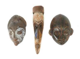 Drei afrikanische Miniatur-Masken 1x Keramikmaske mit Kreuz- und Liniendekor, H: 9 cm. 1x Keramikmaske mit Resten einer Weiß-Blau-Bemalung des Gesichtsfeldes