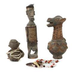 Drei ethnologische Figuren und eine Kette 1x Behältnis-Figur aus Keramik in Form eines sitzenden Menschen mit aufklappbarem Gesicht, umwickelt mit einem Strang aus Röhrenperlen