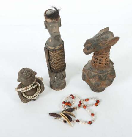 Drei ethnologische Figuren und eine Kette 1x Behältnis-Figur aus Keramik in Form eines sitzenden Menschen mit aufklappbarem Gesicht, umwickelt mit einem Strang aus Röhrenperlen - фото 2