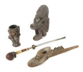 Ethnologica-Konvolut zu Tabakpfeifen Afrika,  1x Keramik-Pfeifenkopf in Form eines Gesichts