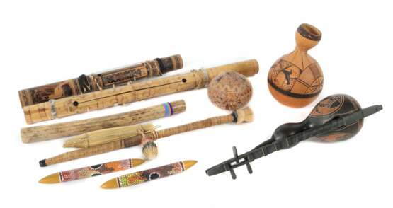 Ethnologica-Konvolut ein Paar Klanghölzer/Clapsticks mit Aboriginal-Dekor, 1 Regenmacher/Regenstab aus Kaktusrohr - photo 1