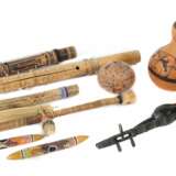Ethnologica-Konvolut ein Paar Klanghölzer/Clapsticks mit Aboriginal-Dekor, 1 Regenmacher/Regenstab aus Kaktusrohr - фото 1