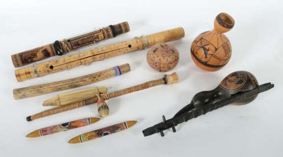 Ethnologica-Konvolut ein Paar Klanghölzer/Clapsticks mit Aboriginal-Dekor, 1 Regenmacher/Regenstab aus Kaktusrohr - фото 2