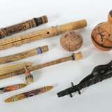 Ethnologica-Konvolut ein Paar Klanghölzer/Clapsticks mit Aboriginal-Dekor, 1 Regenmacher/Regenstab aus Kaktusrohr - фото 2