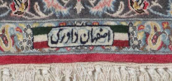 Signierter Isfahan Tierteppich mit Vasenmotiv Zentralpersien, 2. Hälfte 20. Jh. - фото 2