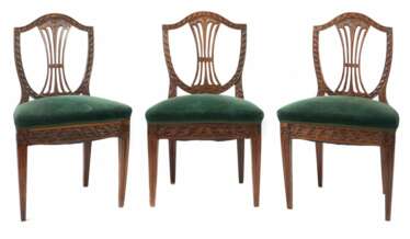 Drei Louis XVI-Stühle um 1800, Nussbaum