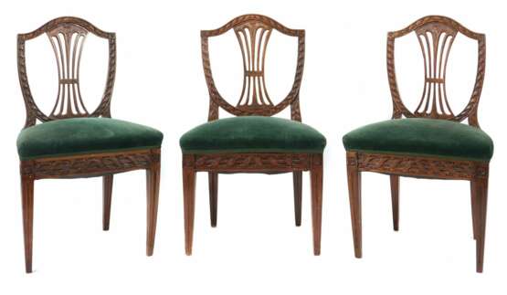 Drei Louis XVI-Stühle um 1800, Nussbaum - photo 1