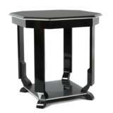 Achteckiger Tisch im Art Déco-Stil 2. Drittel 20. Jh., Holz schwarz hochglanzlackiert und mit verchromten Zierleisten - photo 1