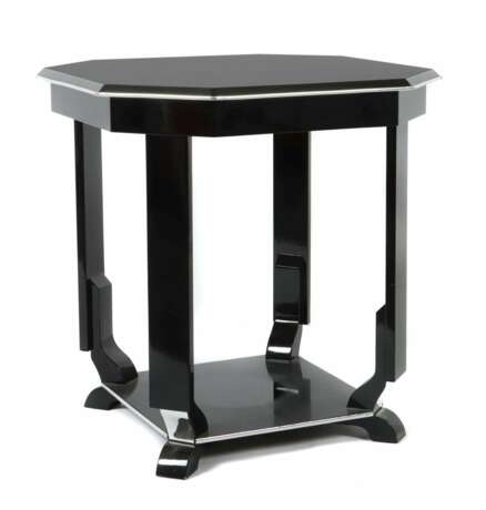 Achteckiger Tisch im Art Déco-Stil 2. Drittel 20. Jh., Holz schwarz hochglanzlackiert und mit verchromten Zierleisten - Foto 1