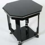 Achteckiger Tisch im Art Déco-Stil 2. Drittel 20. Jh., Holz schwarz hochglanzlackiert und mit verchromten Zierleisten - фото 2