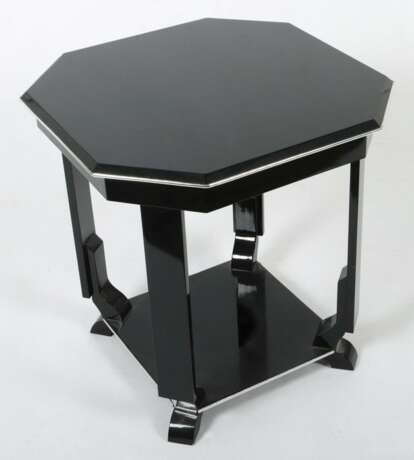 Achteckiger Tisch im Art Déco-Stil 2. Drittel 20. Jh., Holz schwarz hochglanzlackiert und mit verchromten Zierleisten - photo 2