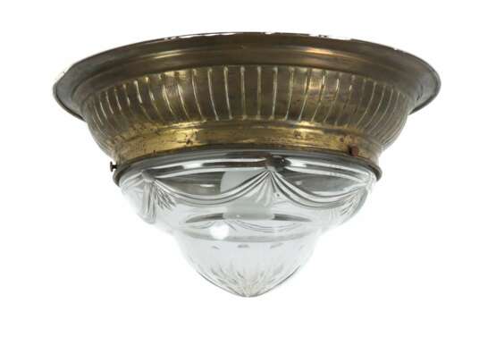 Art Déco-Plafoniere 1920er Jahre, Deckenlampe aus getriebenem Messing als Fassung für einen Lampenschirm aus Glas mit eingravierten oder gemodeltem? Dekor - фото 1