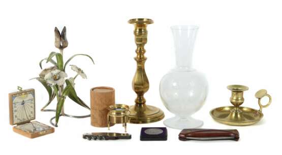 Konvolut Kleinantiquitäten 9-tlg. best. aus: farblose Vase mit mattgeschliffener Puttenszenerie, lackierter Blumen-Kerzenleuchter - photo 1